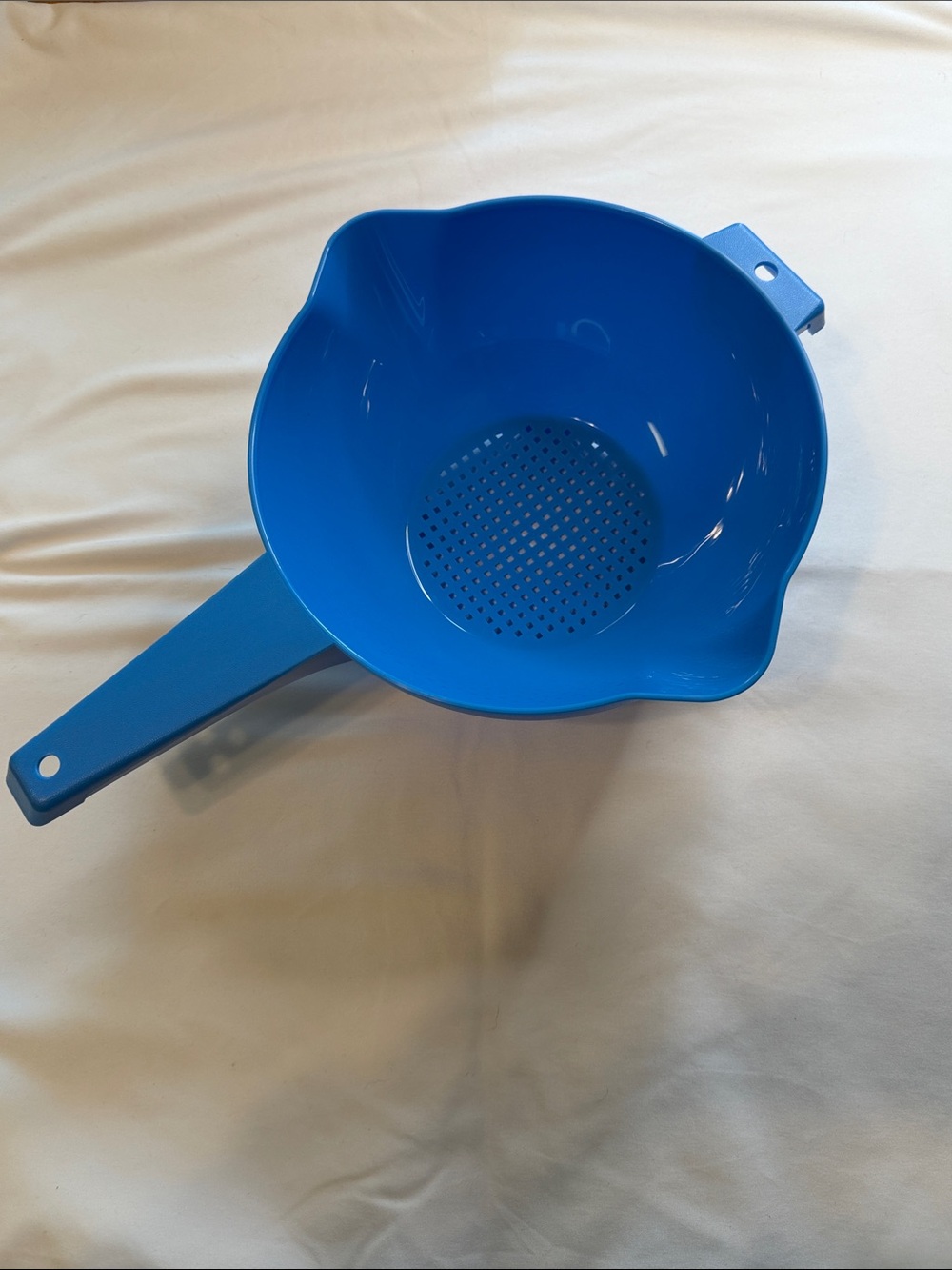 Tupperware Blue Plastic Colander with Handle 2 quart